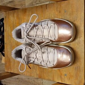 Jordan 11 Retro, Rose Gold Size 9 Women